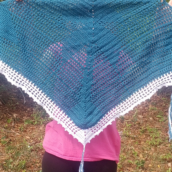 Dainty at the beach hand crocheted shawl - Picture 6 of 6